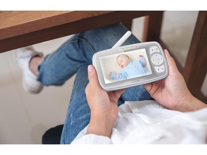 Motorola Nursery VM44 Connect - Wi-Fi Babyphone con cámara, Monitor de 4.3", Aplicación Motorola Nursery, Visión nocturna, nanas, micrófono, monitoreo de temperatura ambiente, 1 Unidad (Paquete de 1)