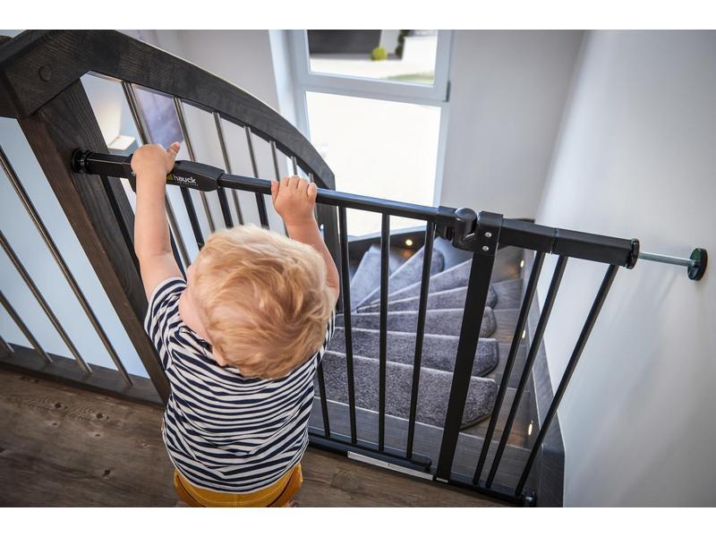 hauck Barrera de Seguridad de Niños para Puertas y Escaleras Close N Stop Safety incl. Extension 9 cm, Vallas Infantiles, Sin Agujeros, 84-89 cm, barandilla Escalera Niños,Metal, Negro