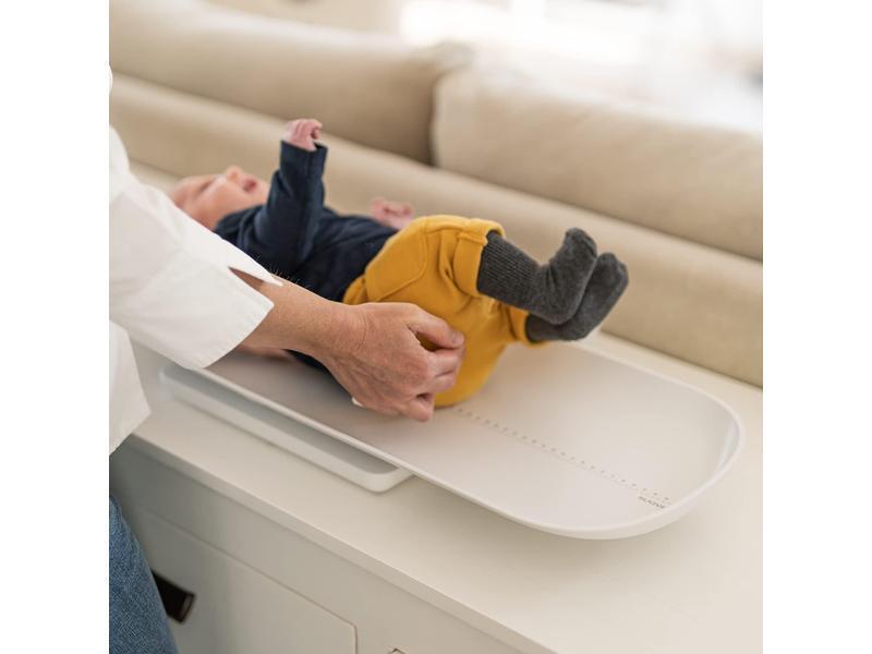 Suavinex, Báscula para Bebés y Adultos de gran precisión, Digital, para usar desde el nacimiento hasta la edad adulta, de 1 kg a 100 kg. Con bandeja de medición desmontable, Blanco