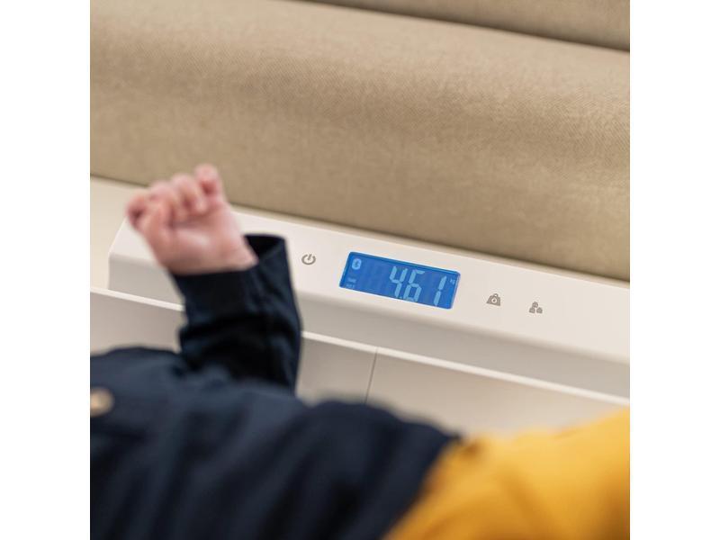 Suavinex, Báscula para Bebés y Adultos de gran precisión, Digital, para usar desde el nacimiento hasta la edad adulta, de 1 kg a 100 kg. Con bandeja de medición desmontable, Blanco